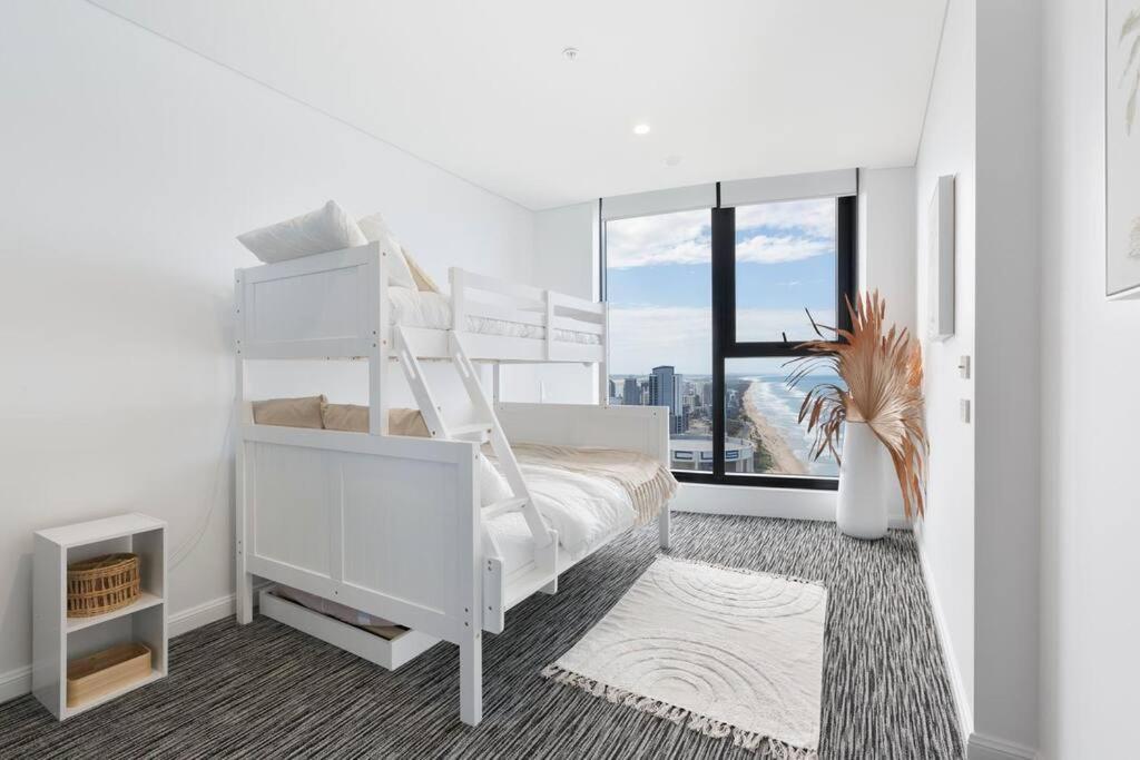 Front Sky - Floor 35