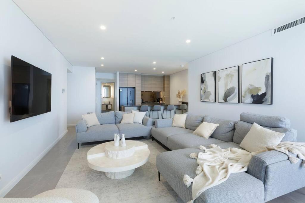 Front Sky - Floor 35 Apartment